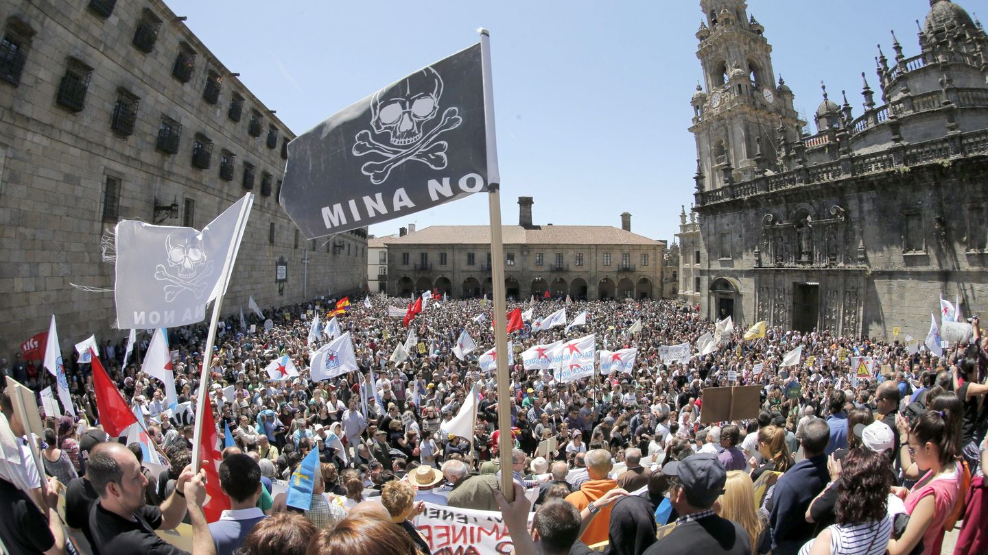 Manifestación en Santiago contra los megaproyectos mineros existentes en Galicia en 2013. (EFE)