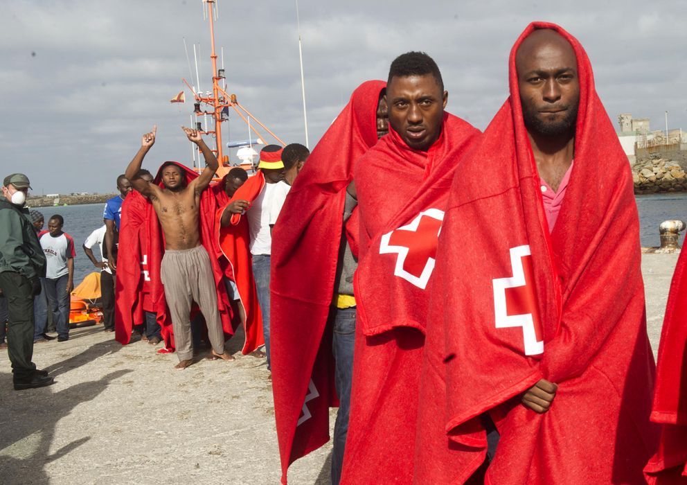 Foto: Un grupo de hombres, tras ser rescatados en el Estrecho (AP)