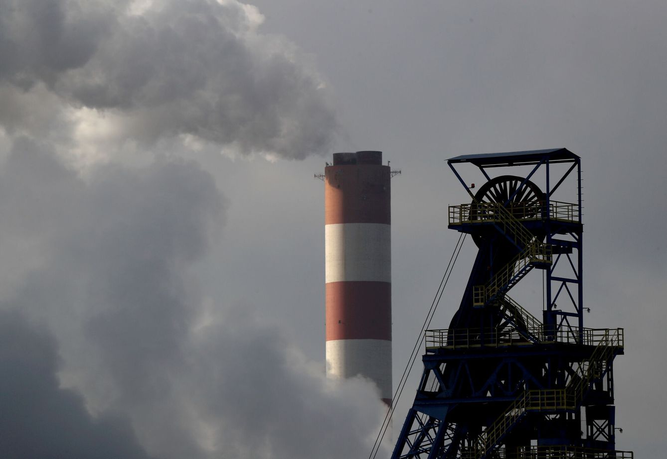 La gran cantidad de centrales de carbón en China es una de las principales razones de sus elevados niveles de contaminación. (Reuters)
