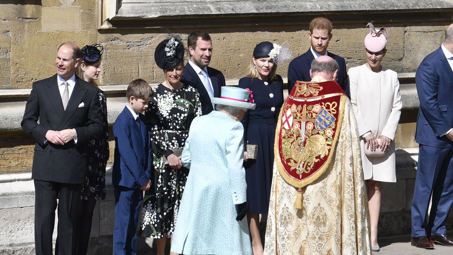 La reina Isabel, tras la misa de Pascua de 2019, con parte de su familia. (Reuters)