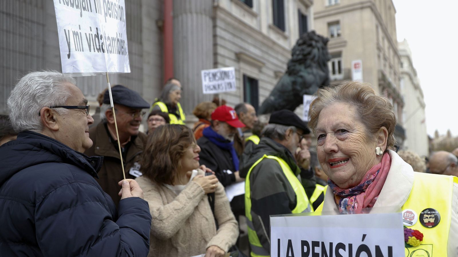 Foto: Concentración en defenesa de las pensiones en las escalinatas del Congreso. (EFE)