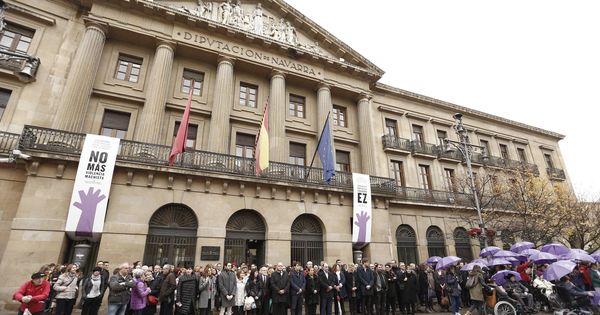 Foto: Concentración en contra de la violencia hacia las mujeres en el exterior del Gobierno de Navarra. (EFE)