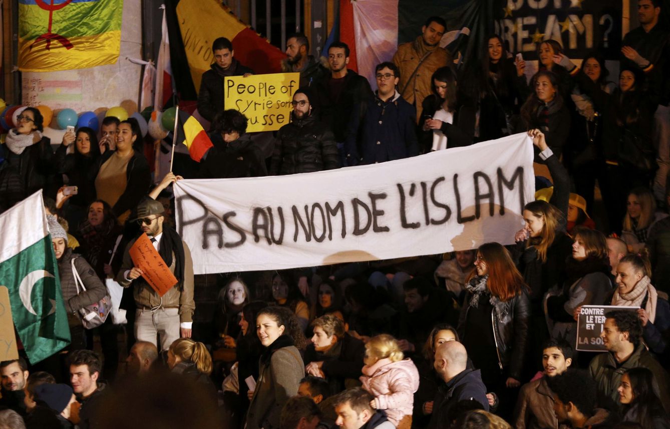 'No en nombre del Islam', dice una pancarta en la Plaza de la Bolsa de Bruselas. (Reuters)