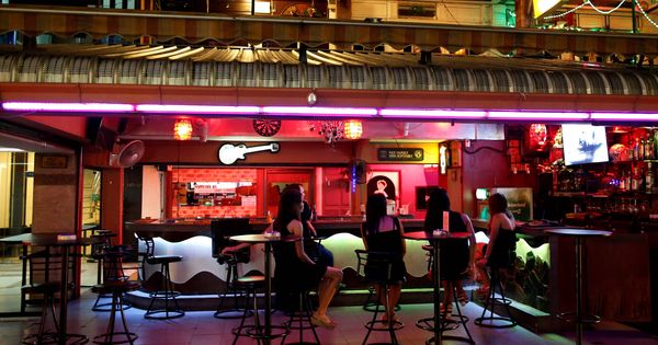 Foto: Un grupo de bailarinas espera a que lleguen clientes en un bar de Bangkok, en octubre de 2016. (Reuters)