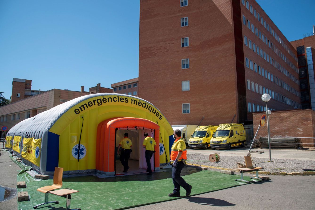 El hospital de campaña instalado junto al Hospital Universitario Arnau de Vilanova de Lleida. (EFE)