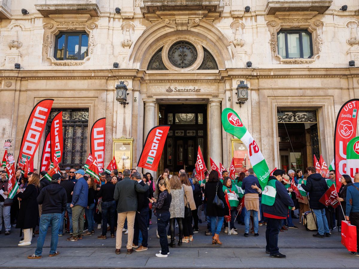 Foto: Huelga de los trabajadores de banca: horario de los paros hoy, lunes 26 de febrero, y qué piden. (EFE/Julio Muñoz)
