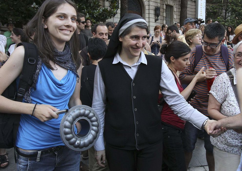 Foto: La monja Teresa Forcades (d), del movimiento Proceso Constituyente, durante una concentración ante la Delegación del Gobierno Cataluña. (EFE)
