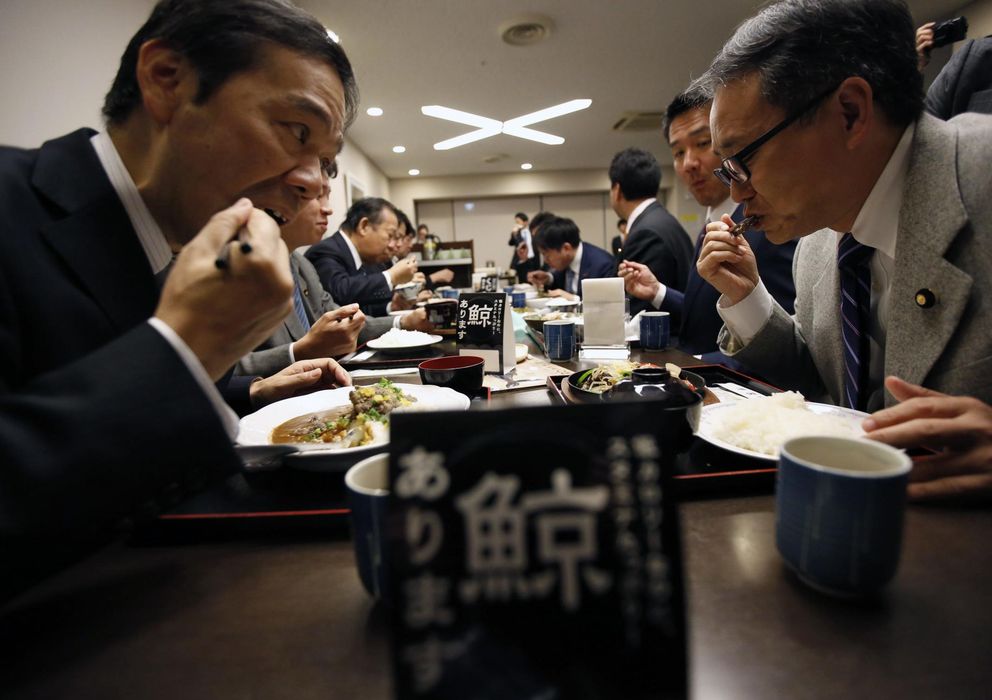 Foto: Juristas japoneses, entre ellos el ministro de Economía Daishiro Yamagiwa y su antecesor en el cargo, Toshihiro Nikai, en un restaurante de Tokio (Reuters)