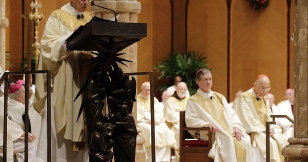 Foto: Carlo Maria Viganò en la Catedral del Santo Nombre de Chicago en 2014. (Reuters)