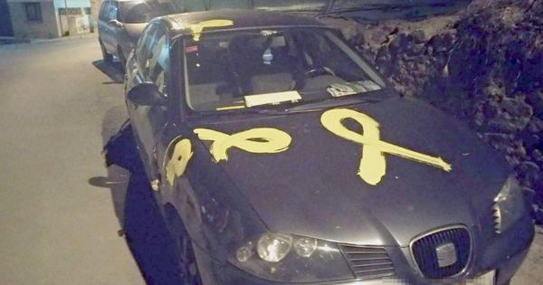 Foto: El coche del hombre que quitaba lazos independentistas, pintado con símbolos amarillos.
