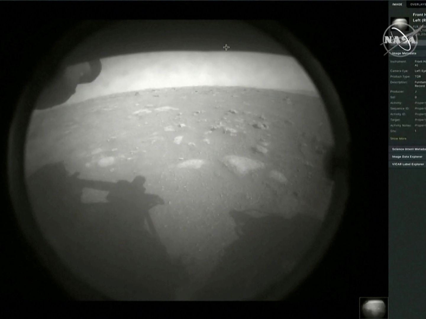 Primera instantánea de la superficie de Marte (NASA)