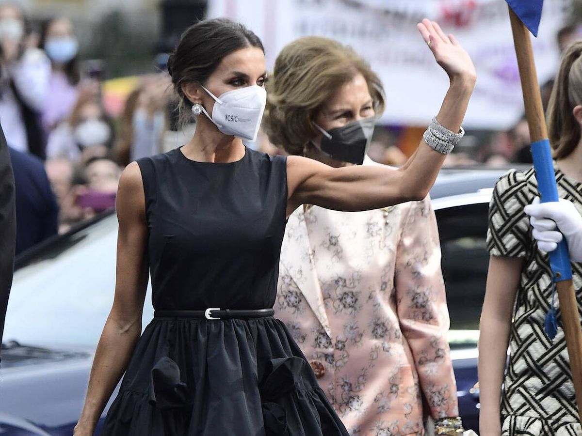 Mamá gatear dolor de cabeza La reina Letizia en los Princesa de Asturias con un vestido negro de The  2nd Skin