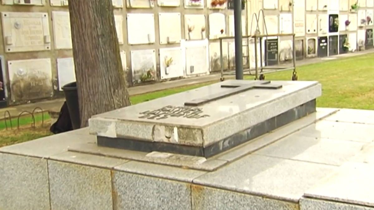 Ferrol aprueba una moción que implica exhumar a cuatro familiares de Franco