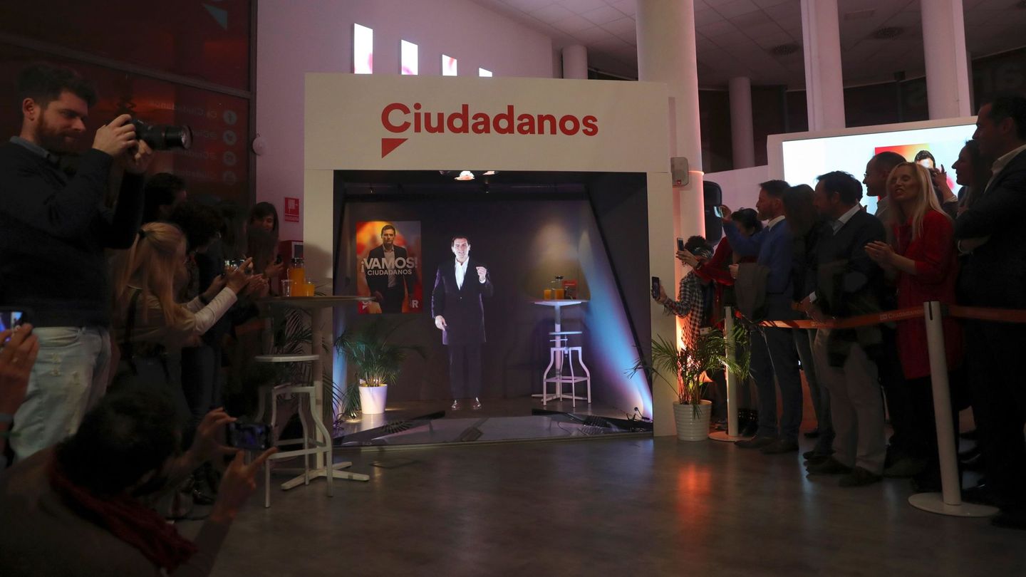 Albert Rivera, proyectado mediante un holograma, durante el inicio de campaña electoral. (EFE)