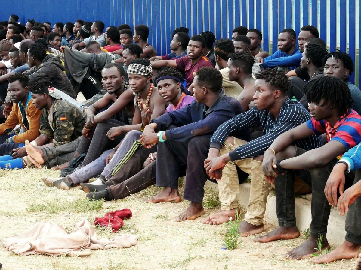 Foto: Varios de los migrantes que han conseguido saltar la valla. (EFE)
