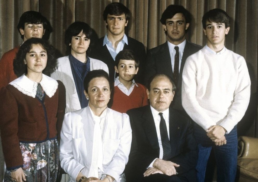 Foto: Foto de archivo de la Familia Pujol; en el centro, con jersey rojo, Oleguer, el menor del clan. (EFE)