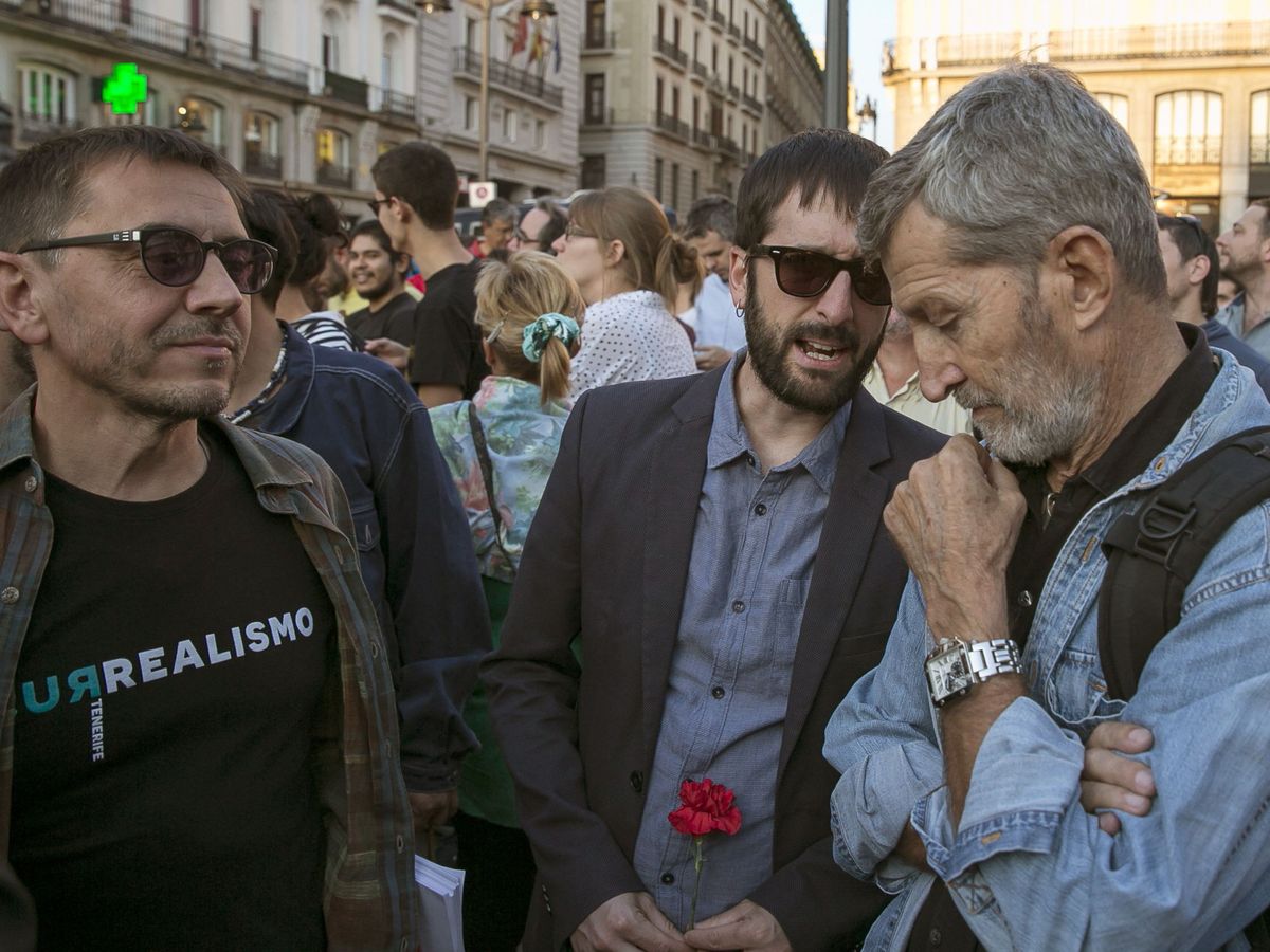 Foto: El cofundador de Podemos Juan Carlos Monedero (i);el responsable de Comunicación Juanma del Olmo y el jefe de gabinete del vicepresidente Pablo Iglesias, Julio Rodríguez (d) durante una concentración. (EFE)