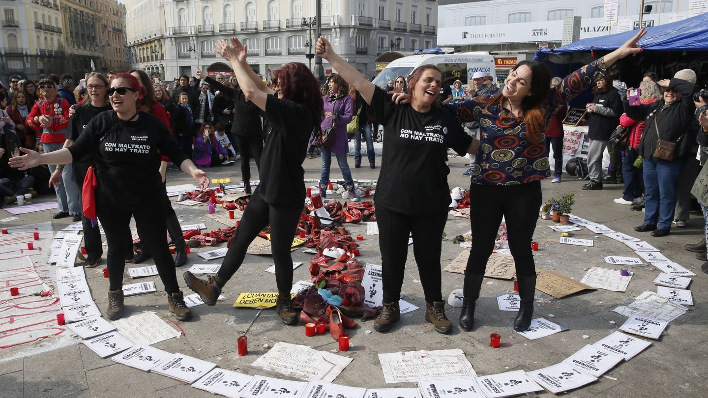 La Asociación de mujeres Ve-la luz, en huelga de hambre en la Puerta del Sol de Madrid. (EFE/Mariscal)