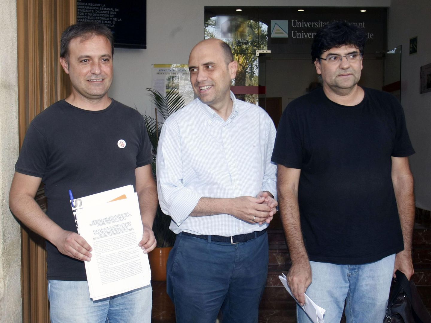Los representantes del PSPV, Gabriel Echávarri (c); Compromís, Natxo Bellido (i); y de Guanyar Alacant, Miguel Angel Pavón, firmantes del acuerdo de gobernabilidad en Alicante. (EFE)