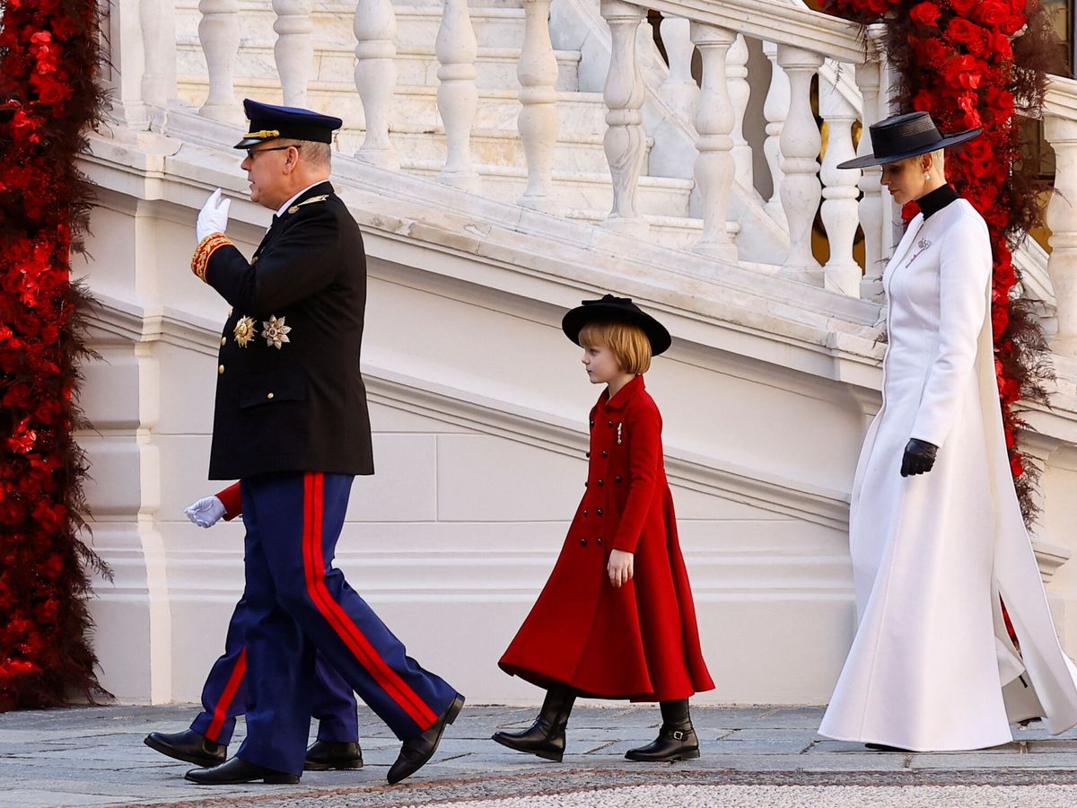 Foto: El príncipe Alberto y la princesa Charlène de Mónaco, con sus hijos. (EFE/Pool/Eric Gaillard)