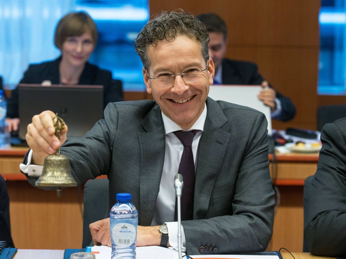 El presidente del Eurogrupo, Jeroen Dijsselbloem, toca la campana que da comienzo a la reunión del Eurogrupo en Bruselas el 6 de noviembre de 2017. (EFE)