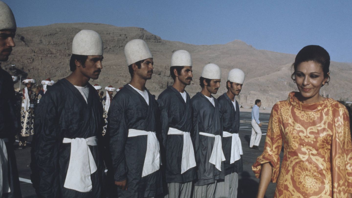 Farah Pahlavi inspecciona las tropas persas, en 1973. (Getty)