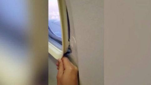 Lo que pasa cuando la ventanilla del avión se abre en pleno vuelo