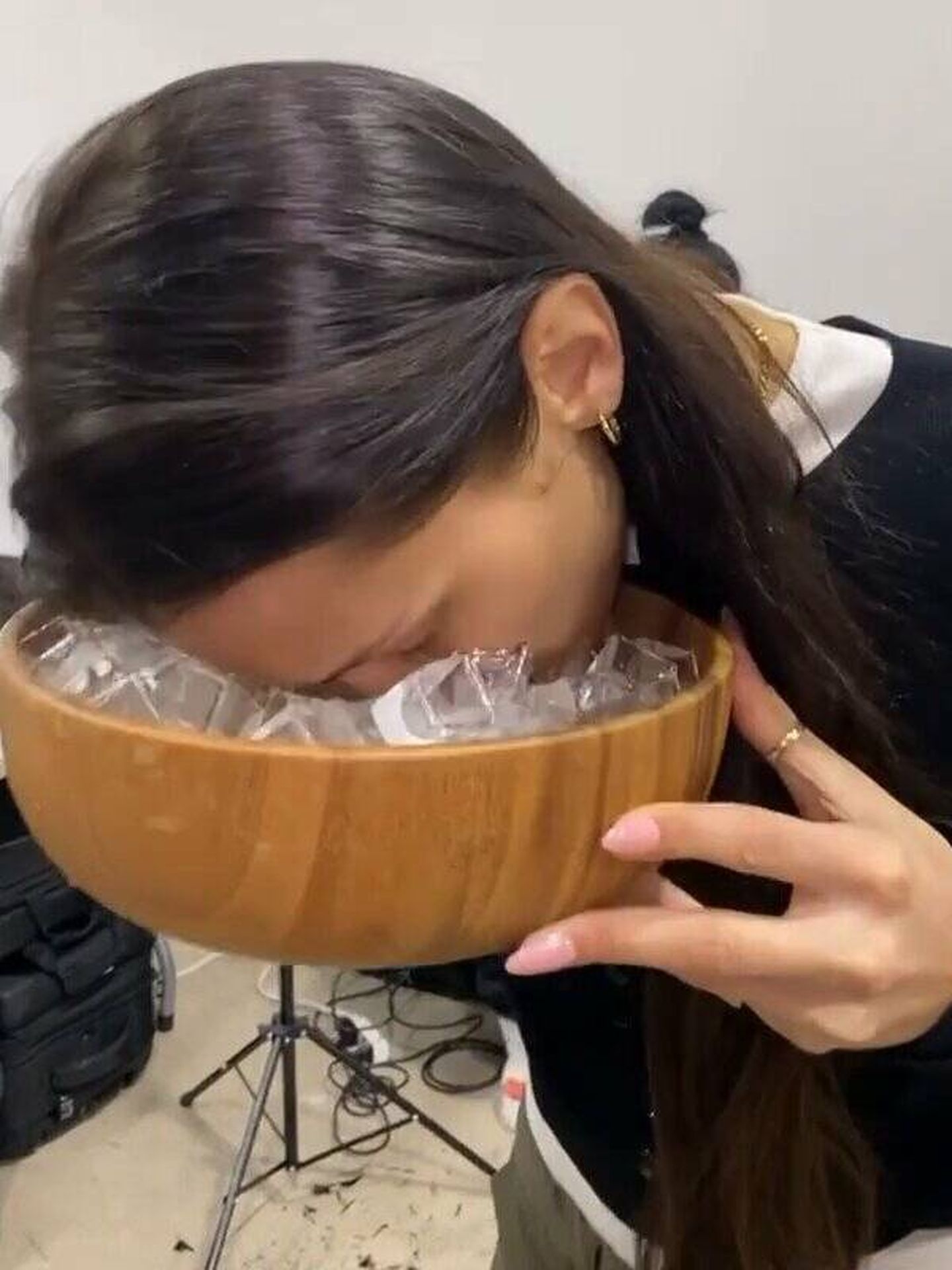 El rostro de Bella Hadid sumergido en un cuenco con agua y hielos. (Instagram/@bellahadid)
