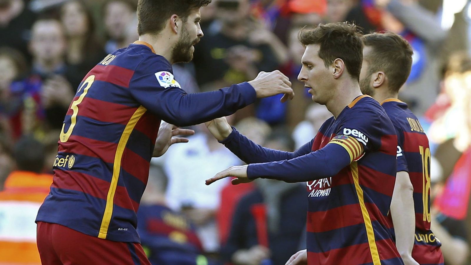 Foto: Leo Messi es felicitado por Piqué tras marcar uno de los tres goles al Granada (EFE)