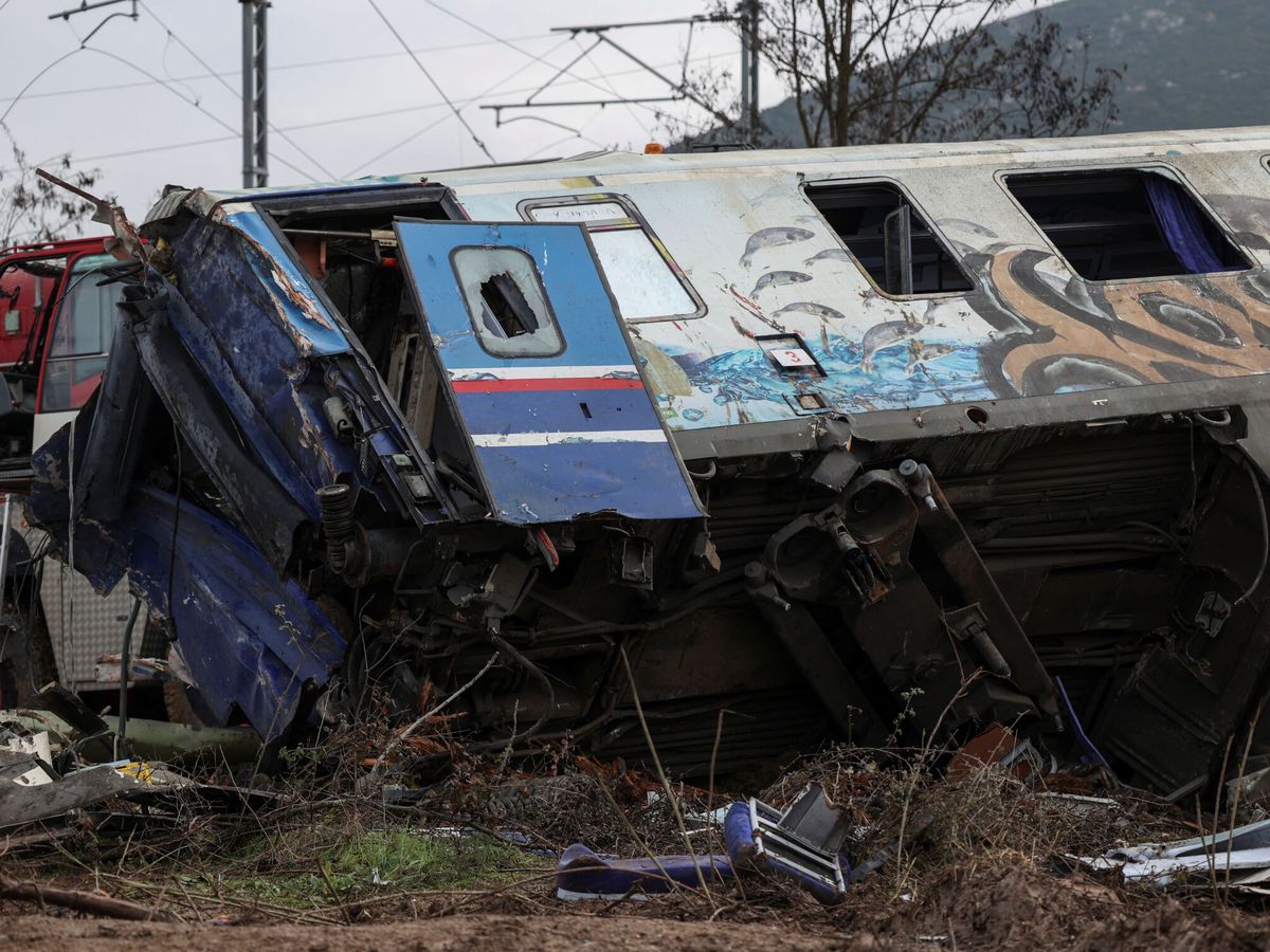 Foto: Uno de los trenes siniestrados. (Reuters/Alexandros Avramidis)