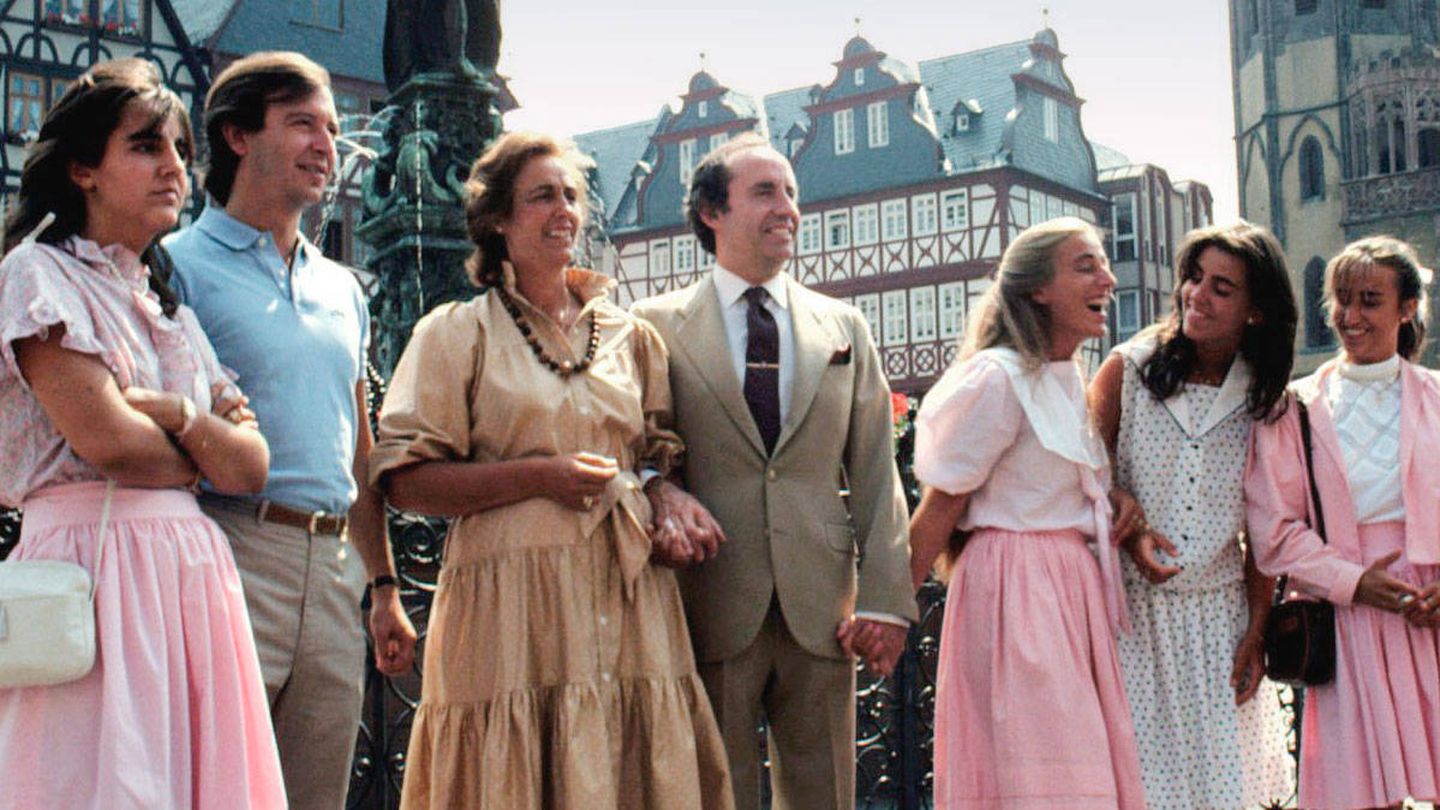 El matrimonio Ruiz Mateos, con algunos de sus hijos. (Cordon Press)