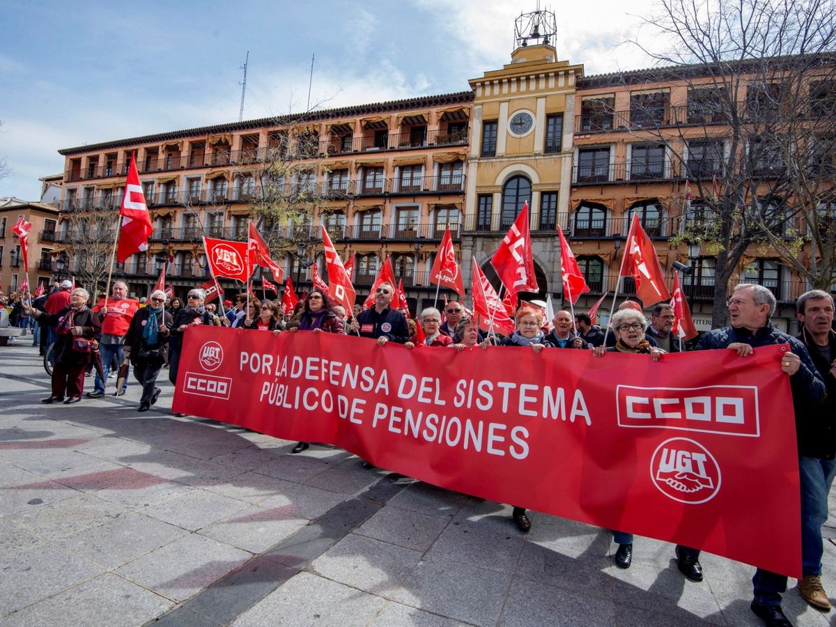 Foto: Manifestación organizada por UGT y CCOO. (EFE/ Ismael Herrero)