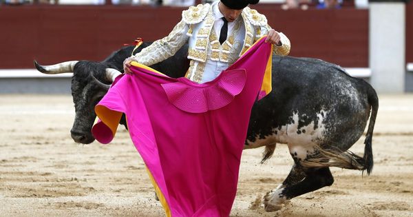 Foto: El torero francés Juan Bautista da un pase a su primer toro. (EFE)