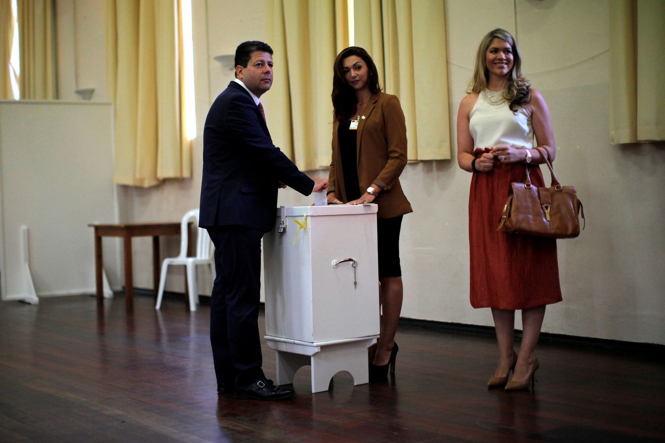 Fabián Picardo votando junto a su mujer, Justine. (Reuters)