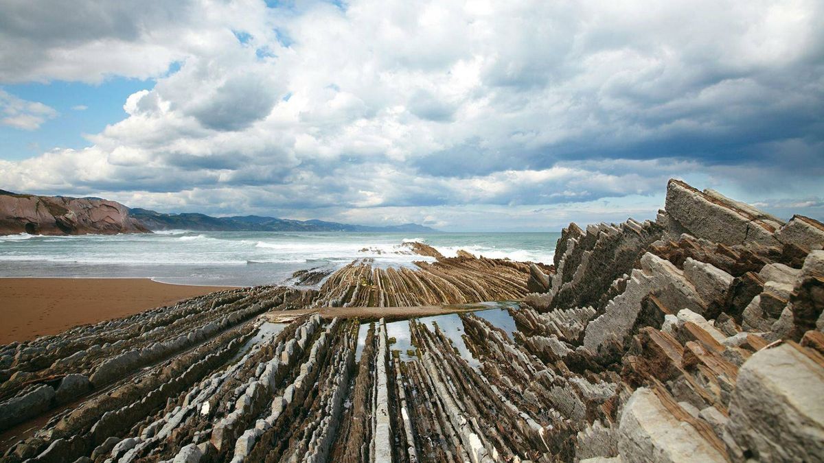 La playa del País Vasco que “atesora el meteorito que mató a los dinosaurios”, según National Geographic