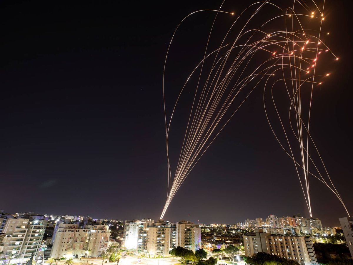 Foto: El Iron Dome, en acción nocturna interceptando los cohetes de Hamás. (Reuters)