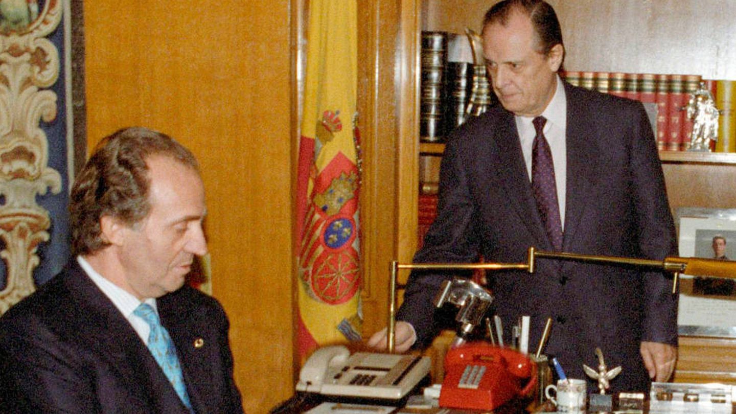 Sabino Fernández Campo y el rey Juan Carlos. (EFE)