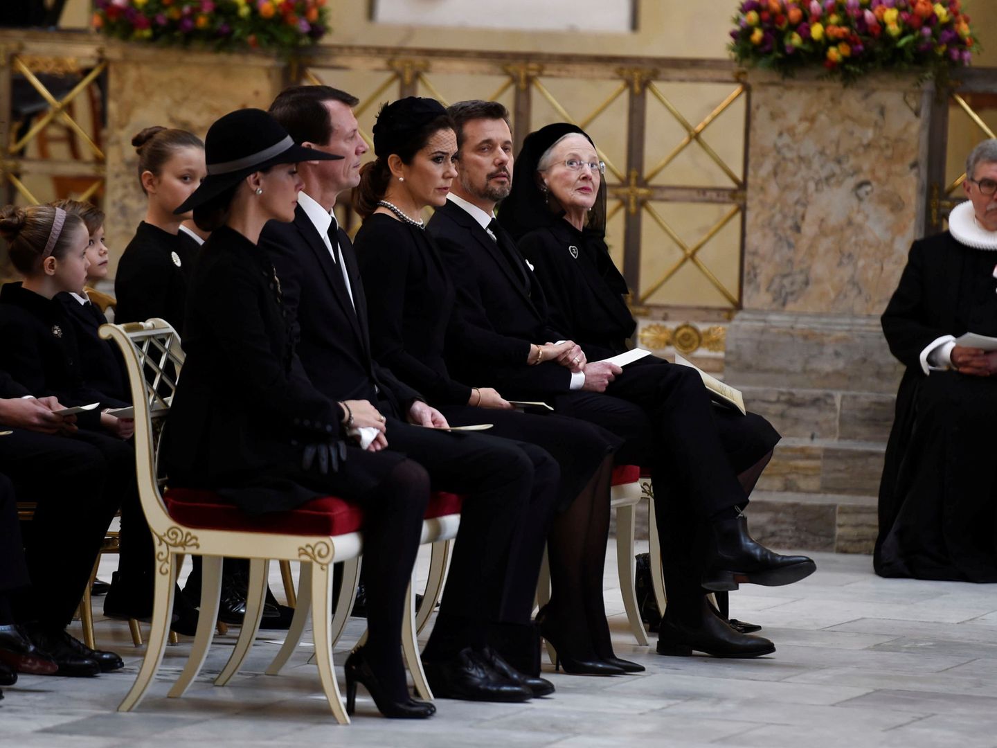 La reina Margarita, junto a sus hijos y sus nueras en el funeral del príncipe Henrik. (Reuters)