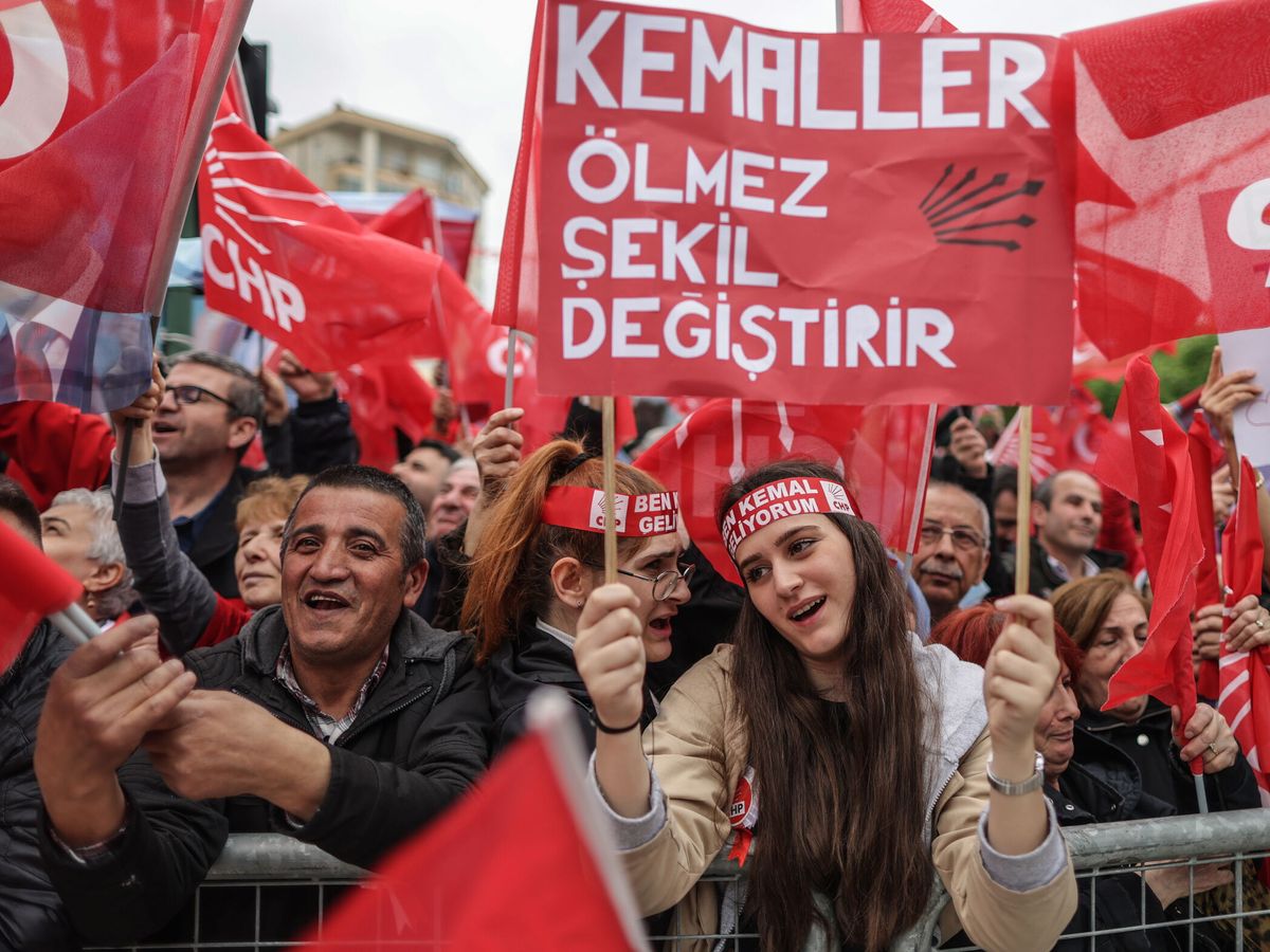 Foto: Simpatizantes del candidato presidencial turco Kemal Kilicdaroglu. (EFE/E. Sahin)