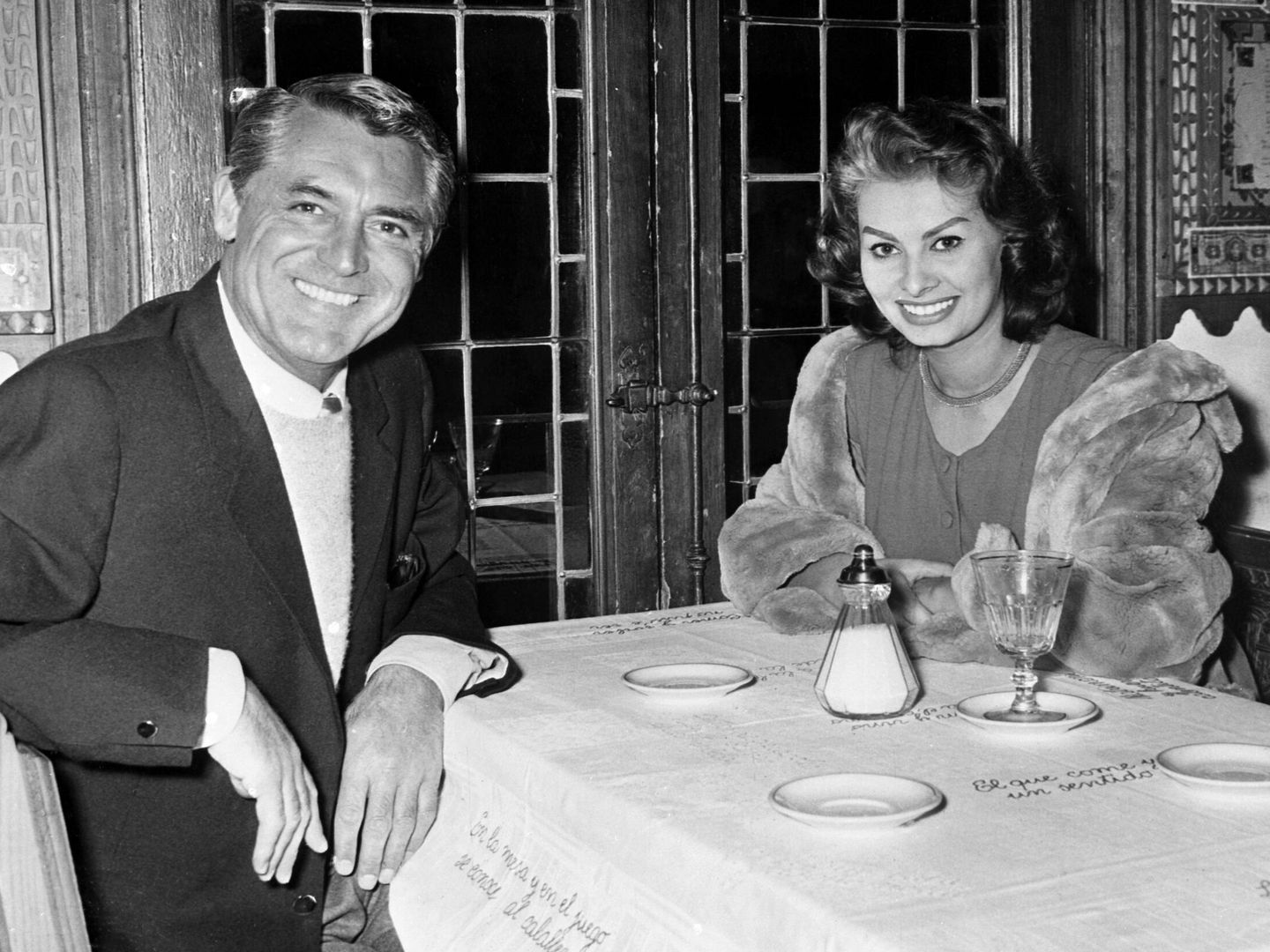 Cary Grant y Sophia Loren comiendo en un restaurante de Segovia durante el rodaje de 'Orgullo y Pasión'.(CP)