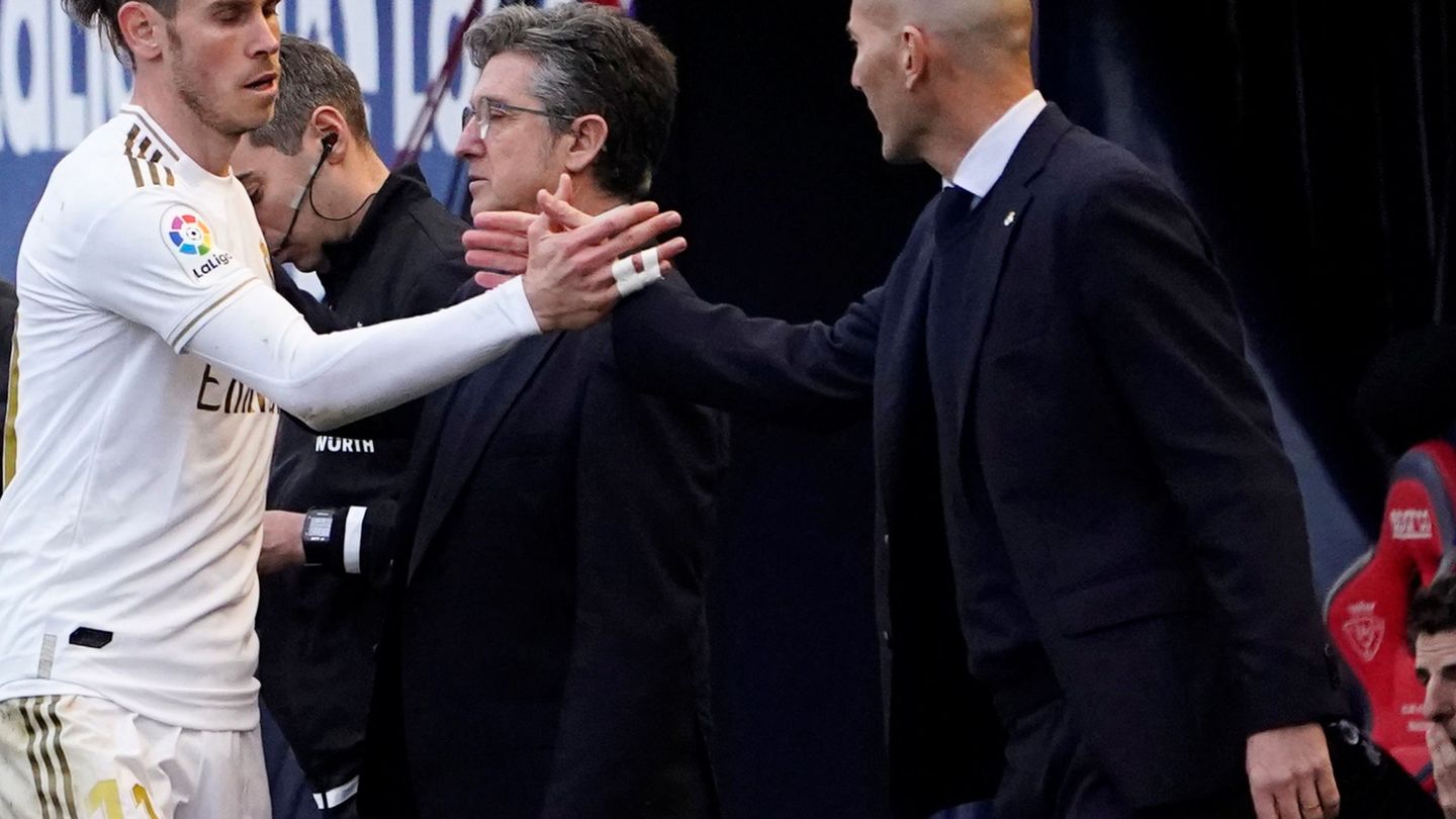 Zidane saluda a Bale tras sustituirle en el partido de Pamplona contra Osasuna en febrero de este año. (EFE)