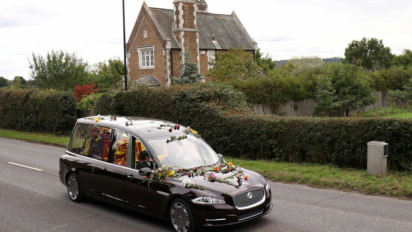 El coche fúnebre, a su paso por uno de los pueblos. (Reuters)