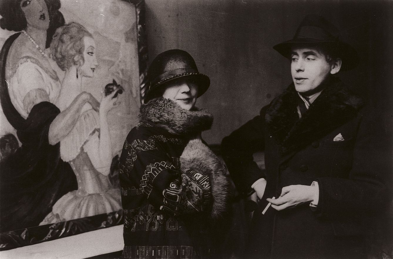 Gerda y Einar Wegener en una foto delante del cuadro 'Sur la route d'Anacapri' (1924), donde Einar aparece retratado como Lili (Museo Arken)
