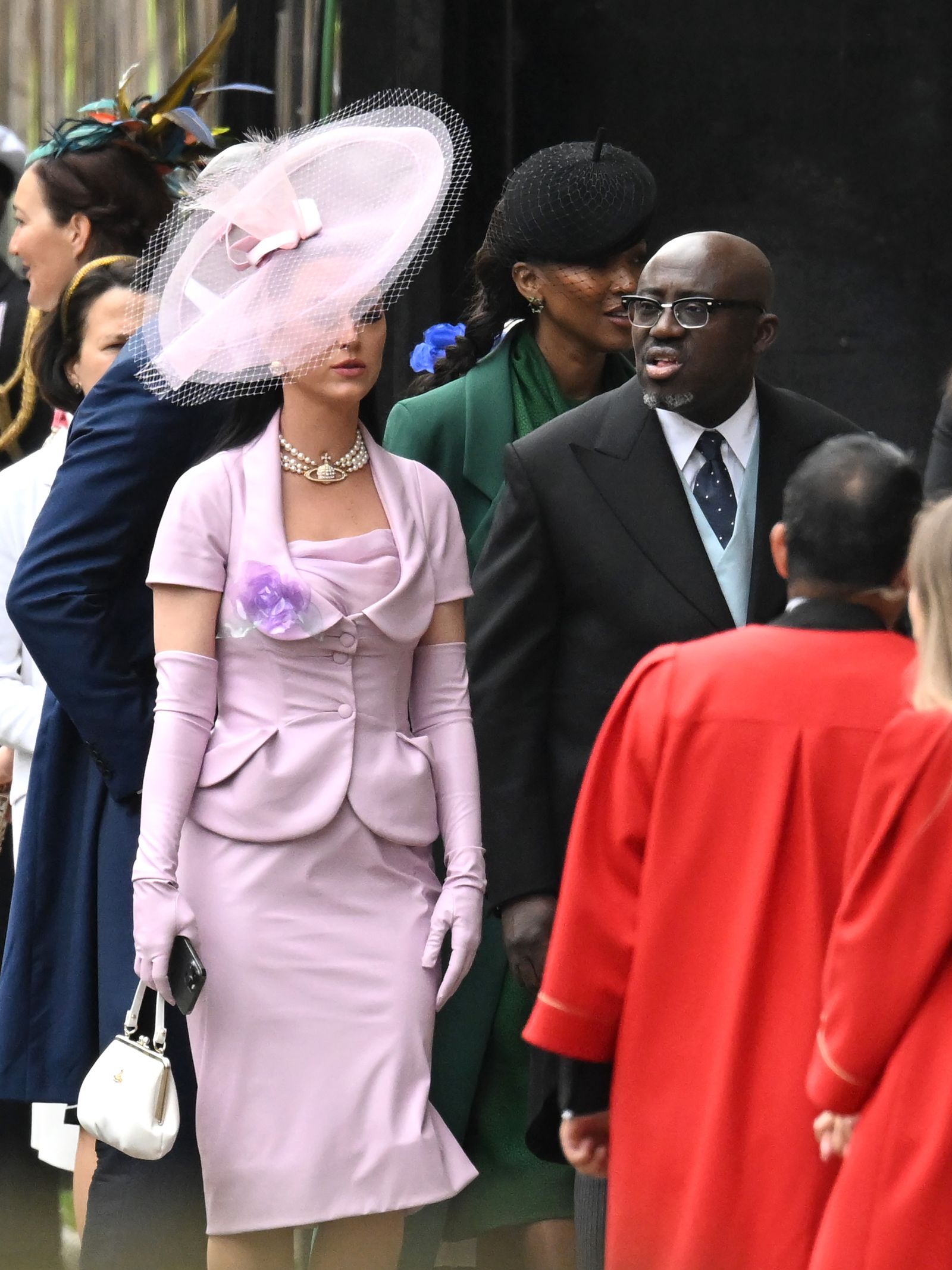 Katy Perry y Edward Enninful, llegando a la abadía para la coronación. (Getty)