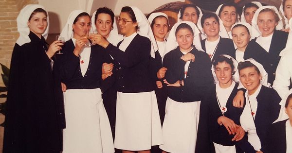 Foto: La primera generación de auxiliares de enfermería de Trebujena, en 1983