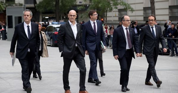 Foto: Los 'exconsellers' de la Generalitat, a su llegada a la Audiencia Nacional. (EFE)