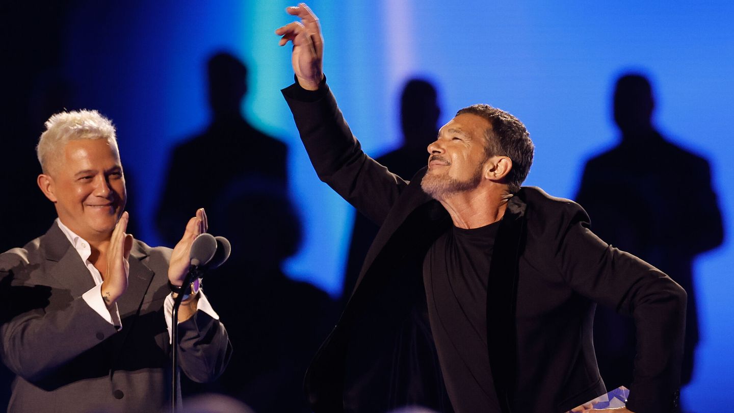 Antonio Banderas recibe el Premio de la Presidencia ante el cantante Alejandro Sanz durante la gala anual de los Latin Grammy. (EFE/Julio Muñoz)