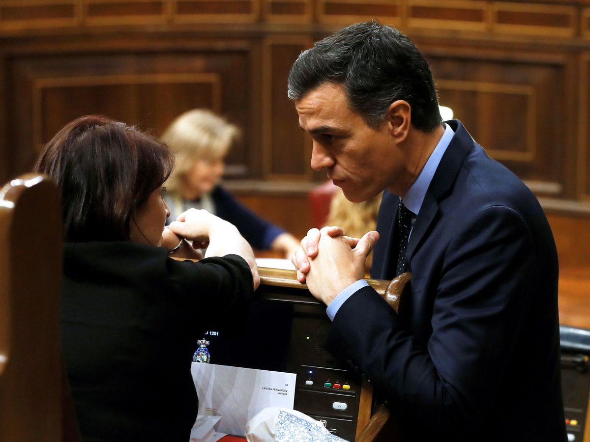 Foto: Pedro Sánchez conversa con Adriana Lastra, el pasado 3 de diciembre, en la constitución del Congreso de la XIV Legislatura. (EFE)