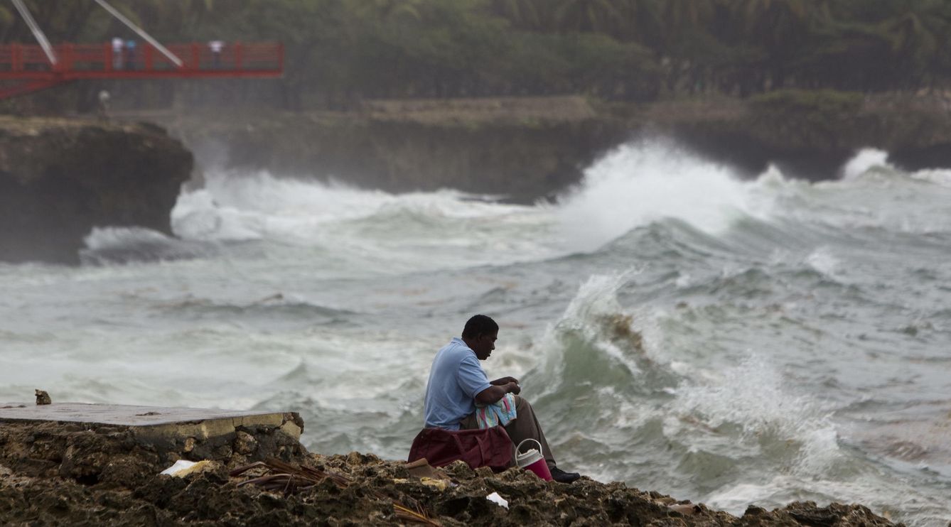Fuerte oleaje en la costa de la República Dominicana durante el paso de la tormenta tropical 'Bertha'. EFE