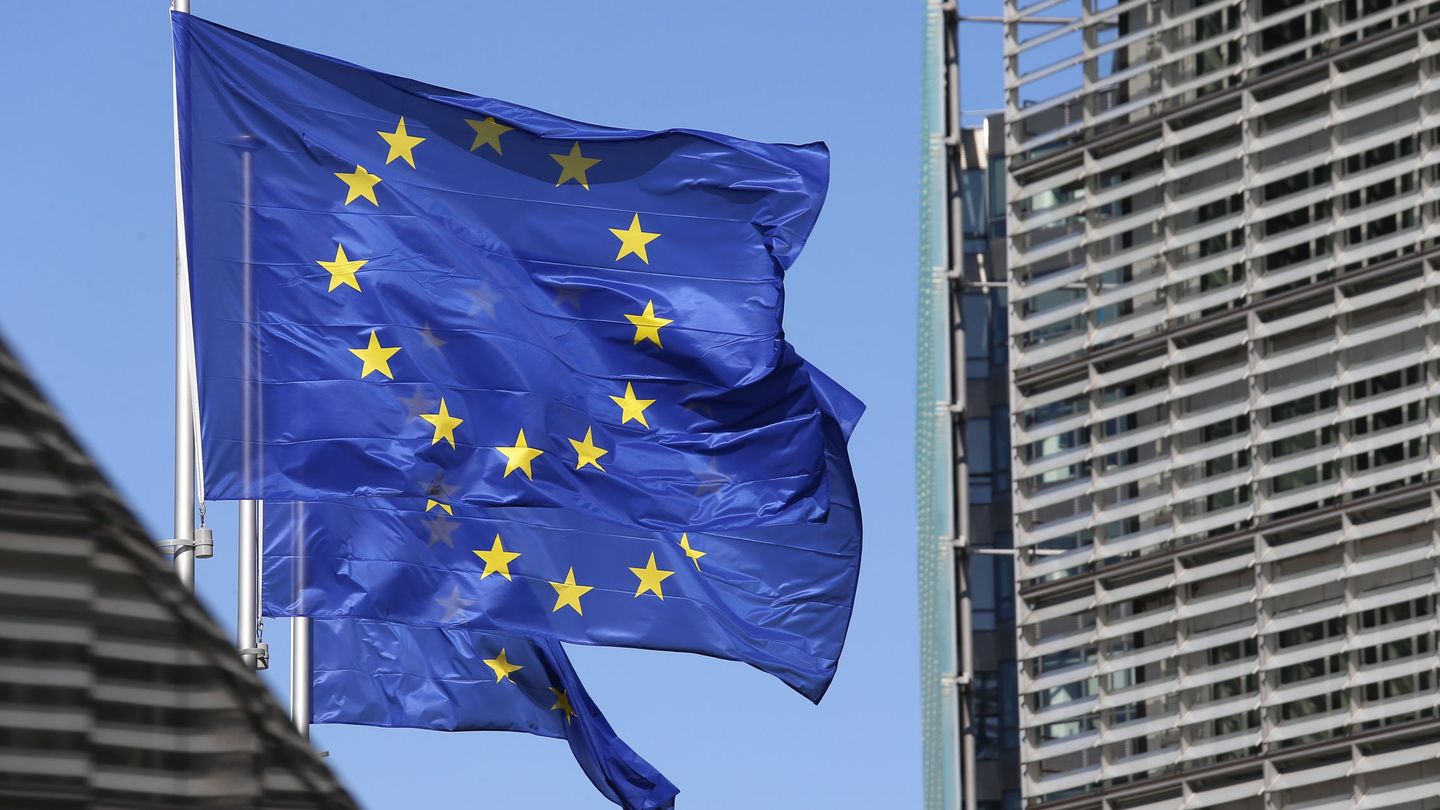 Banderas europeas frente a la sede de la Comisión Europea. (Reuters)